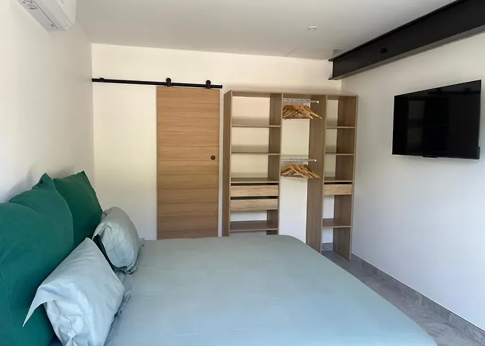 Villa'nduzienne Βίλα